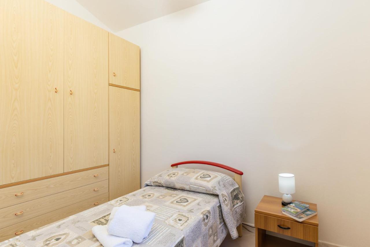 Casa A Due Passi Dal Mare Lägenhet Àrbatax Exteriör bild